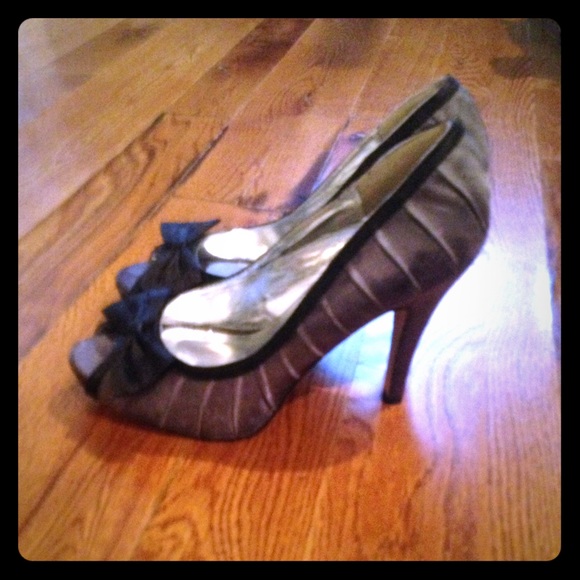 Gray heels with black bows 🎀