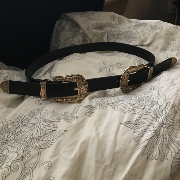Double buckle belt. Black and gold
