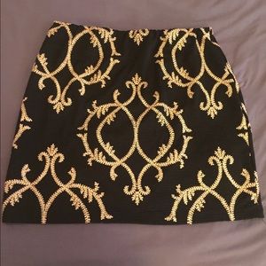 Forever 21 size 1x black and gold mini skirt