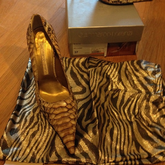 Giancarlo Lorenzo Stiletto snakeskin pumps