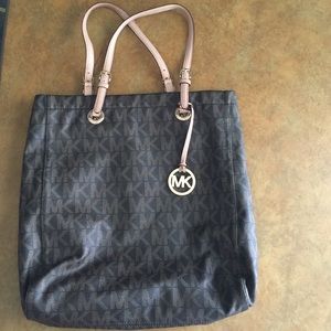 Michael Kors jet set signature bag