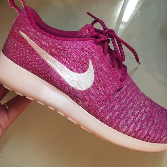Pink nike roshe