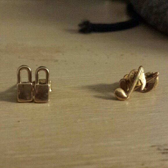 Bundle of 2 pairs of earrings