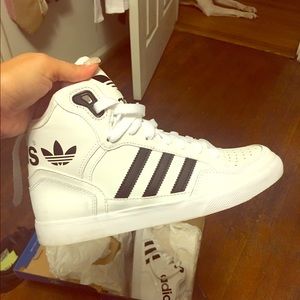 Worn once Adidas extra ball sneakers