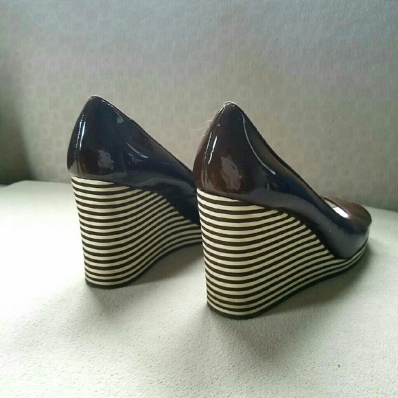 Michael Kors brown stripe wedge - Picture 3 of 4