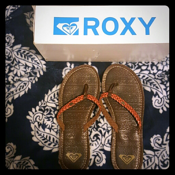 Roxy coral and brown sandals.