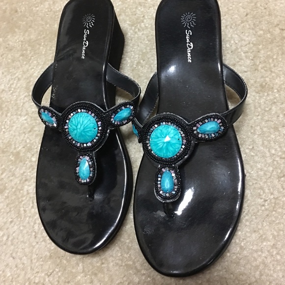 Pretty black sandals with wedge and turquí jewels