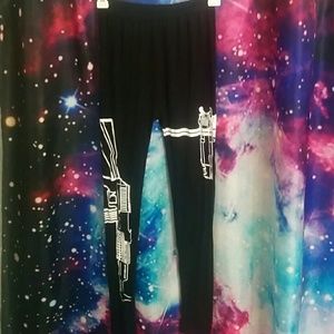 Gun slinger illusion print black leggings!