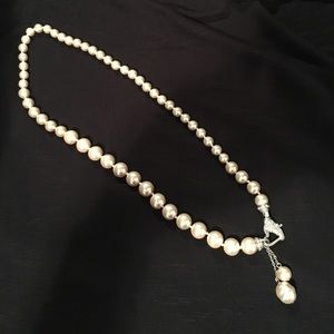 pearl necklace with rhinestone heart-shaped clasp