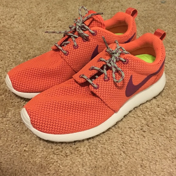 NEW! Women's Nike Roshe One