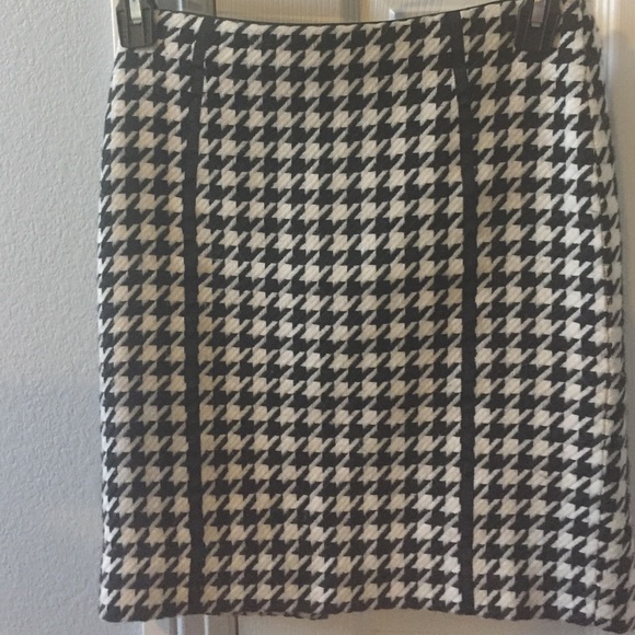 Hounds tooth White House Black market skirt size 0