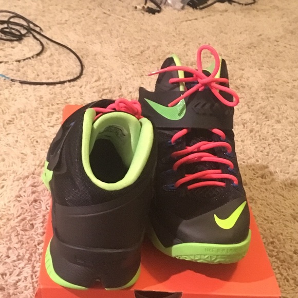 Lebron soldier 8 youth.