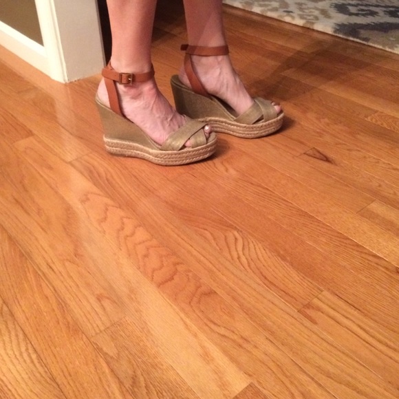 Tory Burch Shoes - Tory burch wedge sandal size 9