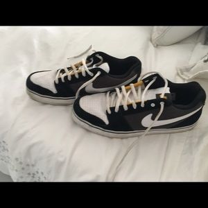 Nike shoes flat bottoms