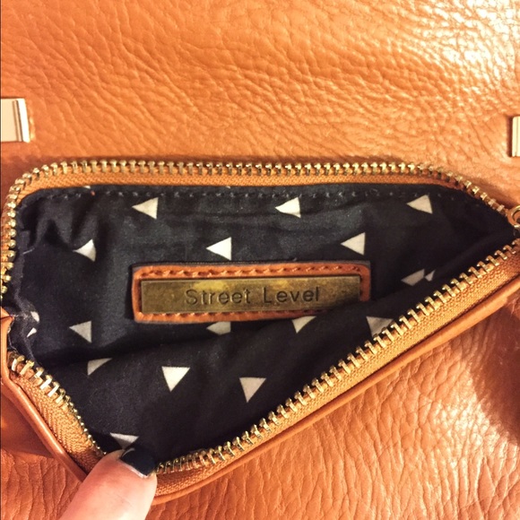 Brown and navy crossbody bow bag. - Picture 3 of 4