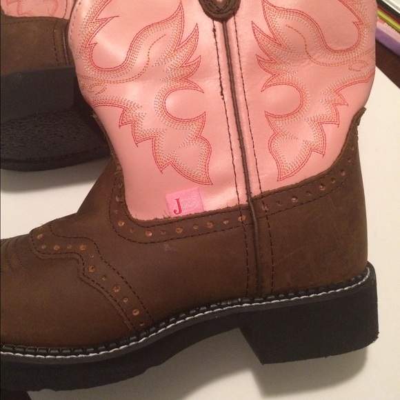 NWT woman's Justin boots