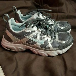 Nike tennis shoes size 6.