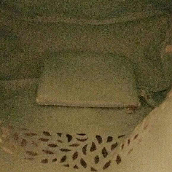 Large white purse - Picture 2 of 3