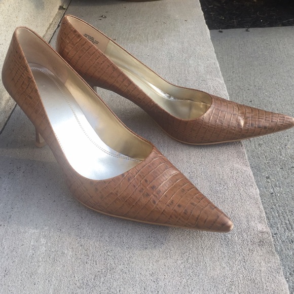 nine west crocodile pumps