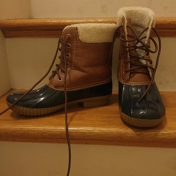 Fuzzy knock off duck boots.