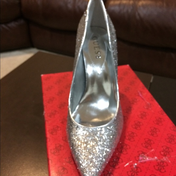 GUESS HEELS - Picture 2 of 2