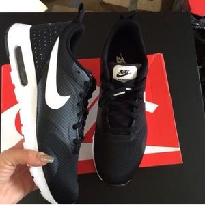 NIKE MENS AIR MAX TAVAS SZ 9 new
