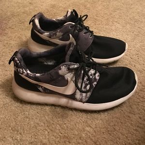 Black and gray Nike roshes