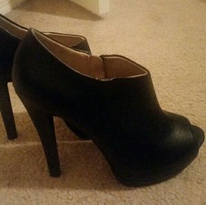 Guess black, leather booties