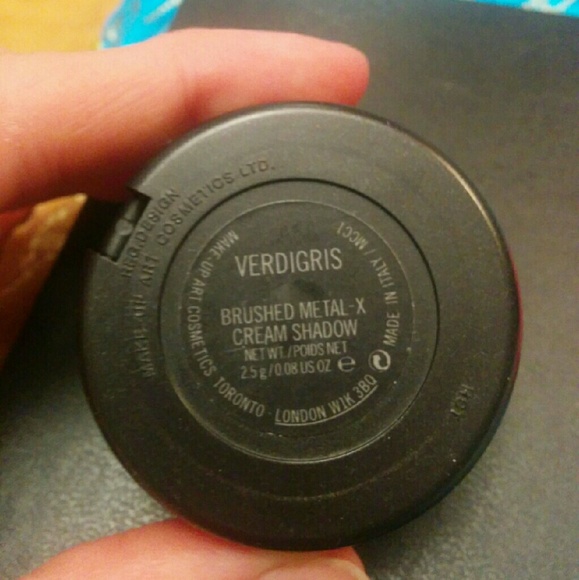 MAC Verdigris cream eyeshadow - Picture 3 of 4
