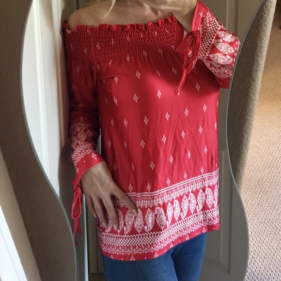 🌿Red Paisley Patterned Off the Shoulder Blouse🌿 - Picture 3 of 4