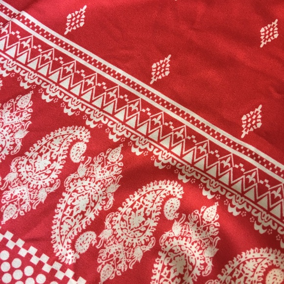 🌿Red Paisley Patterned Off the Shoulder Blouse🌿 - Picture 4 of 4