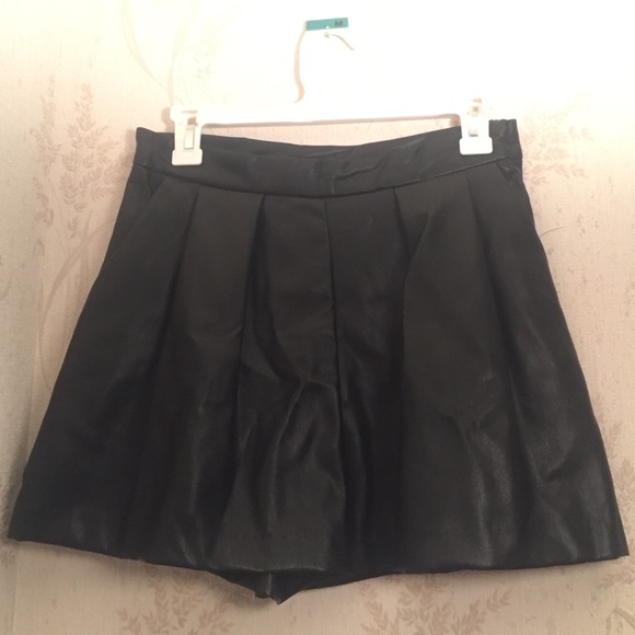 Pleated leather shorts