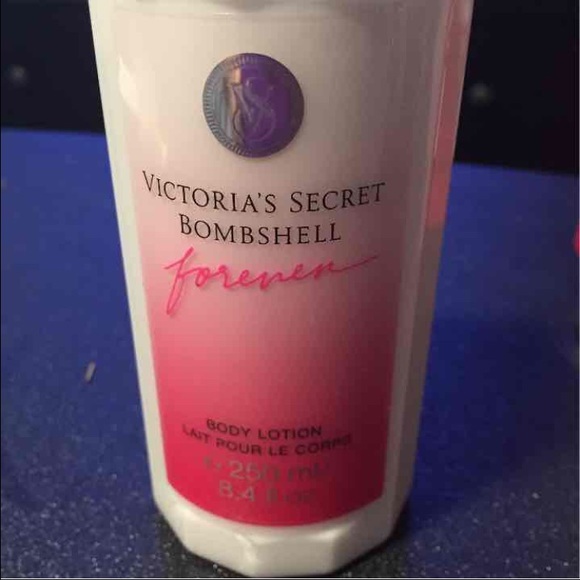 NWT VS BOMBSHELL FOREVER LOTION