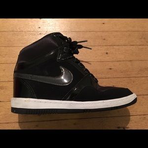 Nike Women Sneaker Wedge (subtle wedge)