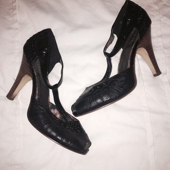 KAYA T-Strap black heels sz 9