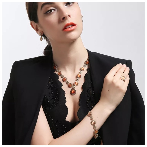 🌺 Swarovski Crystals Gold Faux Opal Set - Picture 2 of 4