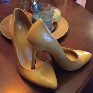 Yellow Pointy Toe Pumps