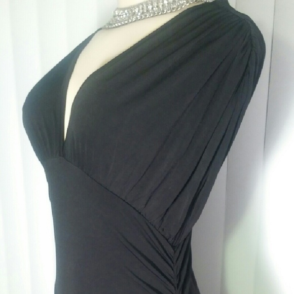 Black V-neck and Vback form-fitting dress - Picture 2 of 3