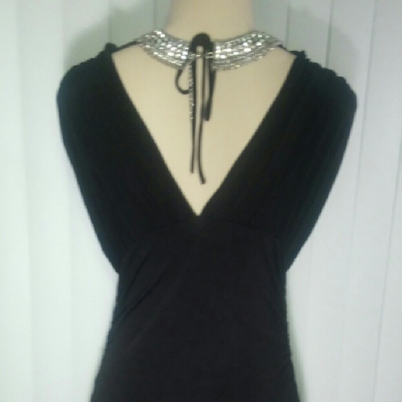 Black V-neck and Vback form-fitting dress - Picture 3 of 3