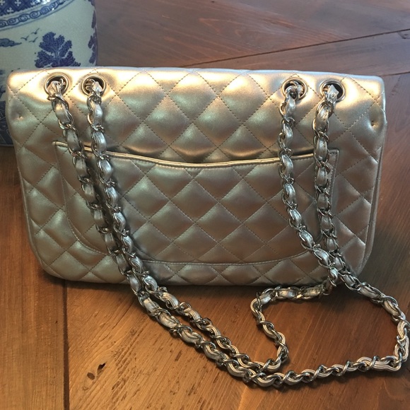Given to consignment! CHANEL Jumbo Single Flap Bag - Picture 3 of 7