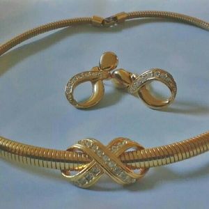 Avon Vint Gold Tone Bow Necklace and Earrings

?