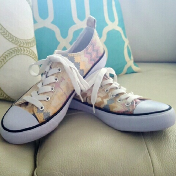 Twisted - Metallic Geometric Pattern Tennis Shoes