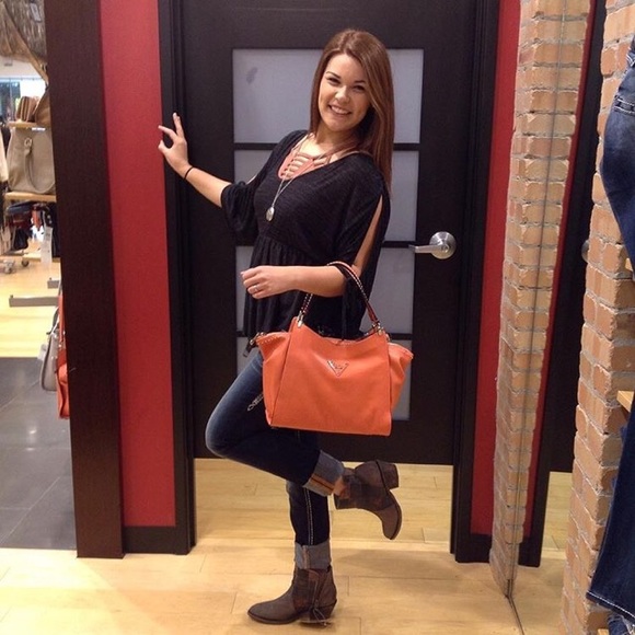 Meet your Posher, Avery