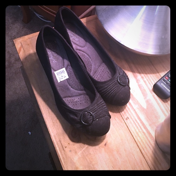 Black wedges