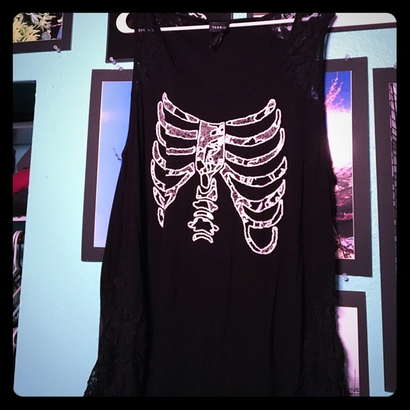 Rib cage tank w/ lace detail