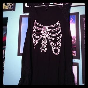 Rib cage tank w/ lace detail