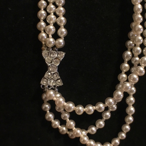 Stunning 3 strand vintage glass pearls/clasp💝