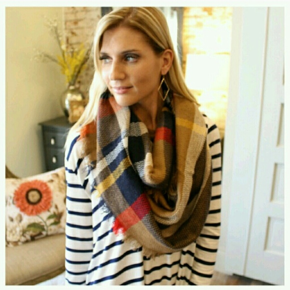 🚫SOLD OUT🛇Cozy plaid infinity scarves! Red/Navy! - Picture 2 of 4