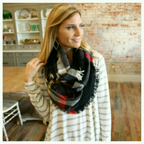 🚫SOLD OUT🛇Cozy plaid infinity scarves! Red/Navy! - Picture 3 of 4