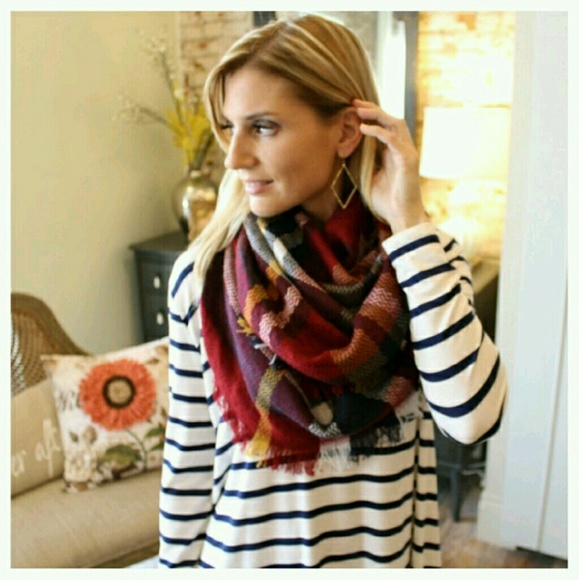 🚫SOLD OUT🛇Cozy plaid infinity scarves! Red/Navy! - Picture 4 of 4
